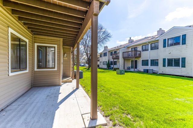 1090 Pine Tree Circle N, Buffalo Grove, IL 60089