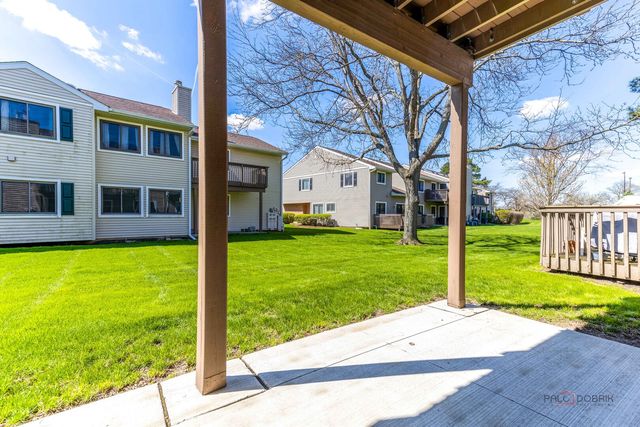 1090 Pine Tree Circle N, Buffalo Grove, IL 60089