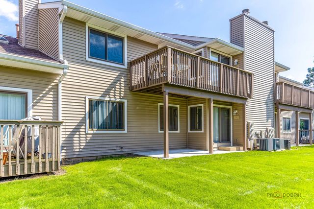 1090 Pine Tree Circle N, Buffalo Grove, IL 60089