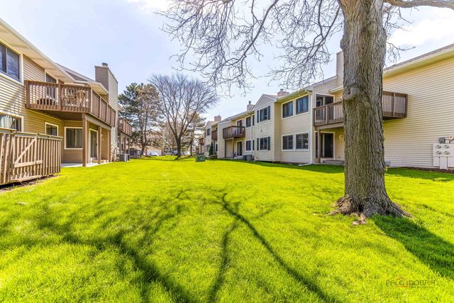 1090 Pine Tree Circle N, Buffalo Grove, IL 60089