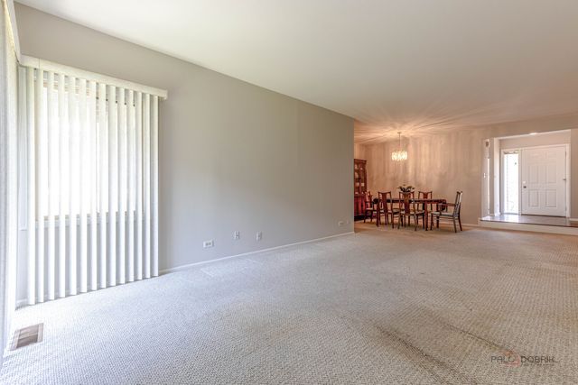 1090 Pine Tree Circle N, Buffalo Grove, IL 60089