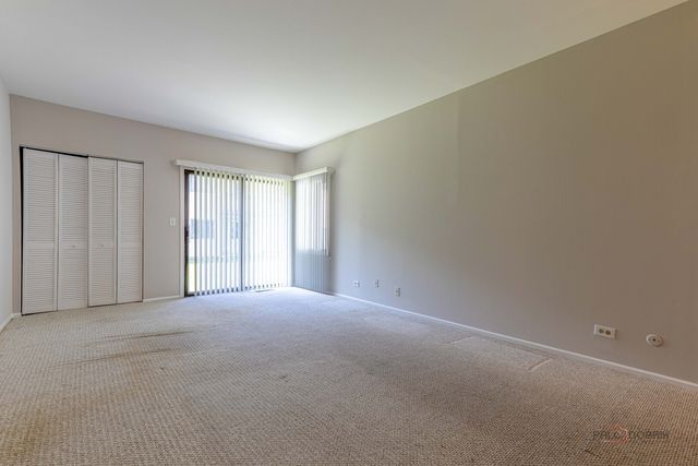 1090 Pine Tree Circle N, Buffalo Grove, IL 60089