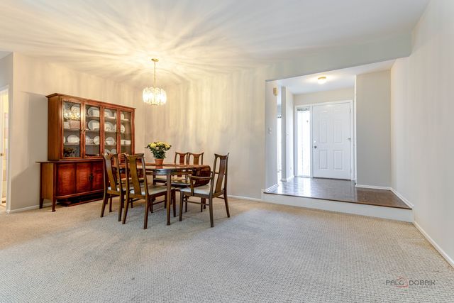 1090 Pine Tree Circle N, Buffalo Grove, IL 60089