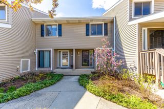 1090 Pine Tree Circle N, Buffalo Grove, IL 60089