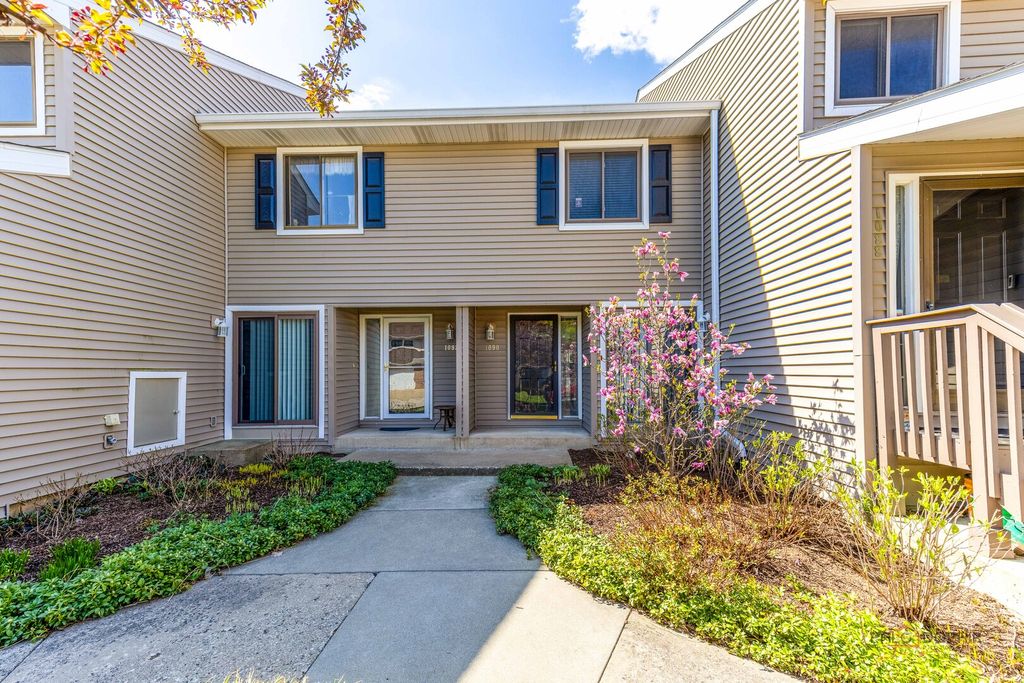 1090 Pine Tree Circle N, Buffalo Grove, IL 60089