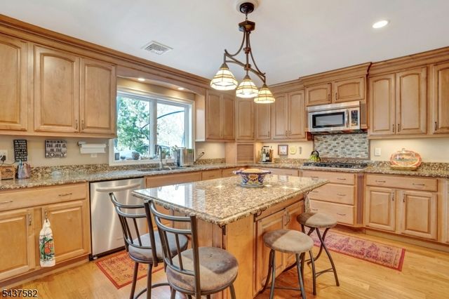 237 Cedar Ln, River Vale Twp., NJ 07675