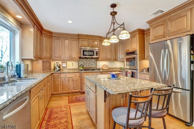 237 Cedar Ln, River Vale Twp., NJ 07675
