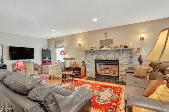 237 Cedar Ln, River Vale Twp., NJ 07675