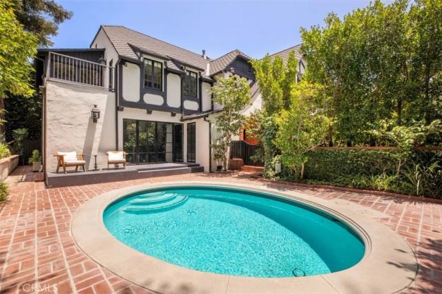 5531 Red Oak, Los Angeles, CA 90068