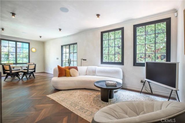 5531 Red Oak, Los Angeles, CA 90068