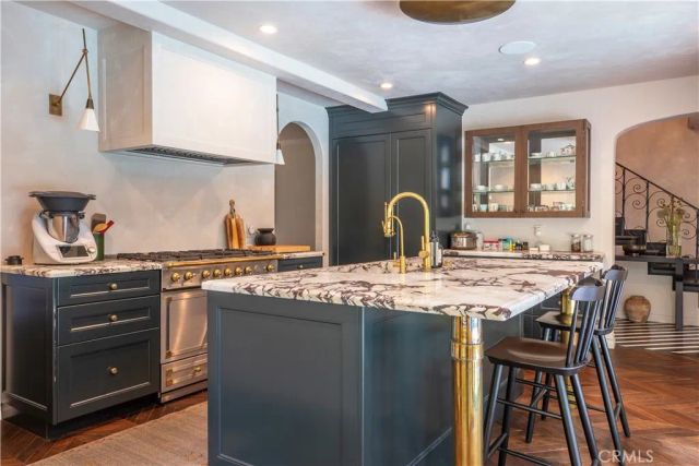 5531 Red Oak, Los Angeles, CA 90068