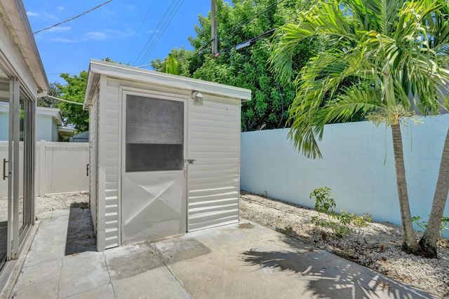 230 NE 45TH Street, Oakland Park, FL 33334