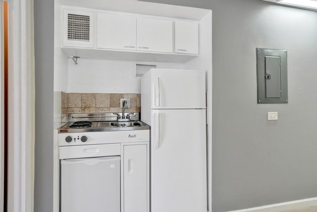 230 NE 45TH Street, Oakland Park, FL 33334