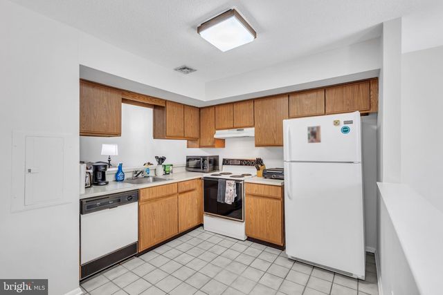 70 PINEWOOD DR, Hamilton, NJ 08690