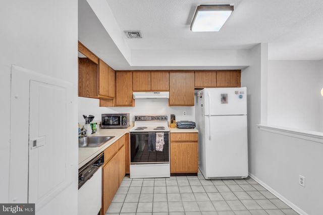 70 PINEWOOD DR, Hamilton, NJ 08690