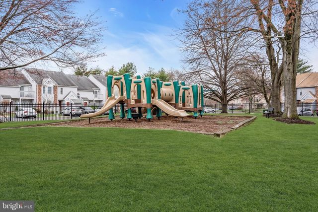 70 PINEWOOD DR, Hamilton, NJ 08690