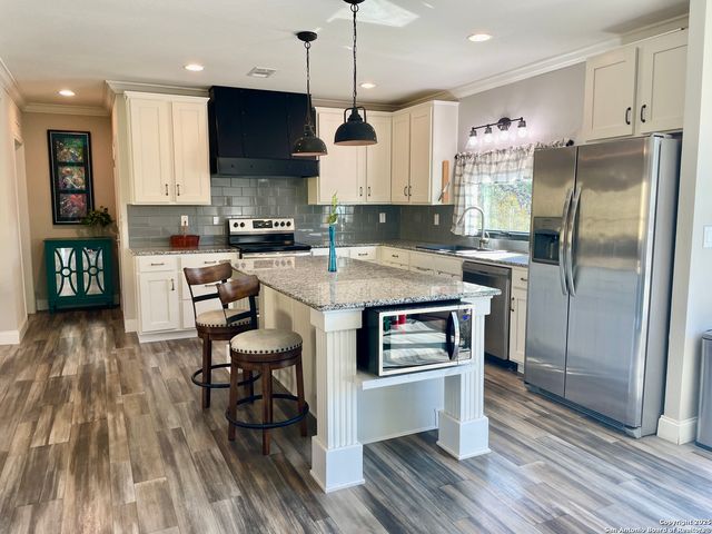 203 RANCH DR, Bandera, TX 78003