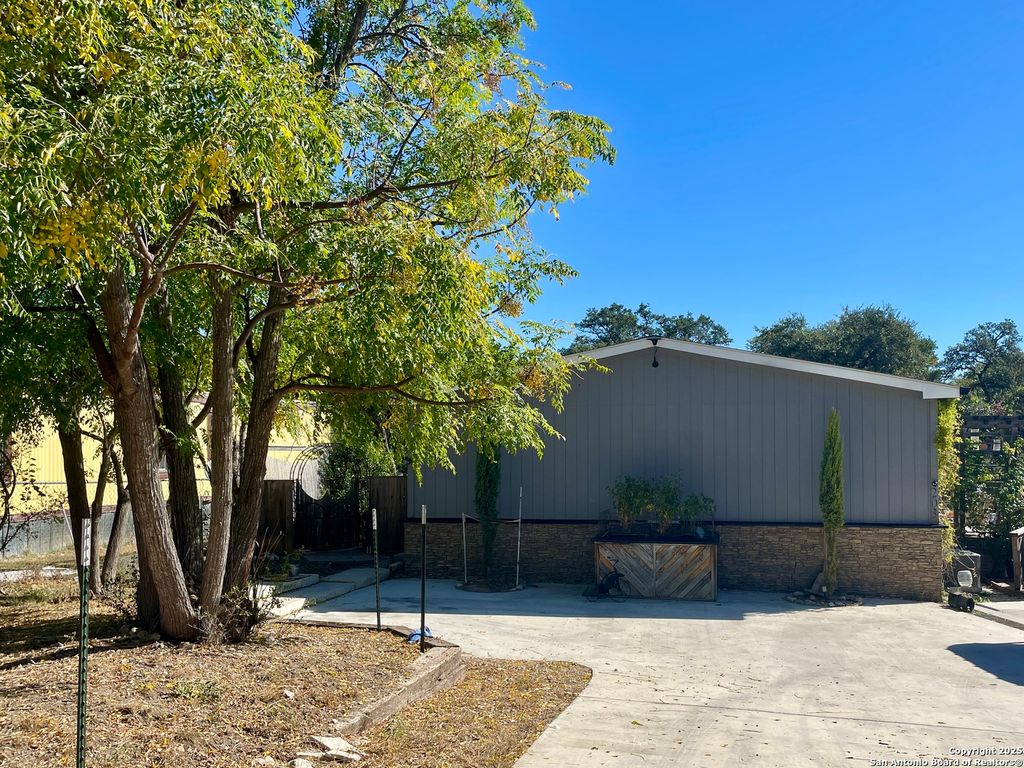 203 RANCH DR, Bandera, TX 78003