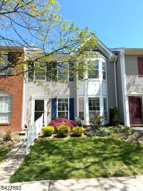 111 Columbus Dr, Franklin Twp., NJ 08823 — exterior