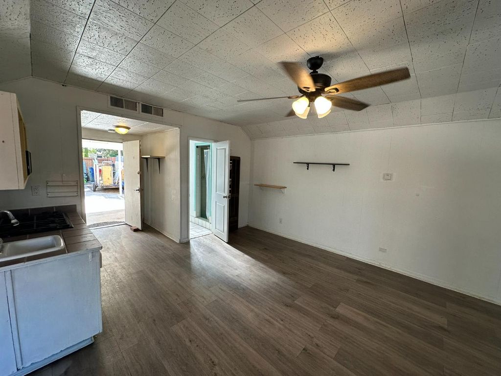 Image 14 of property listing at 1441 N Calaveras Street, Fresno, CA 93728