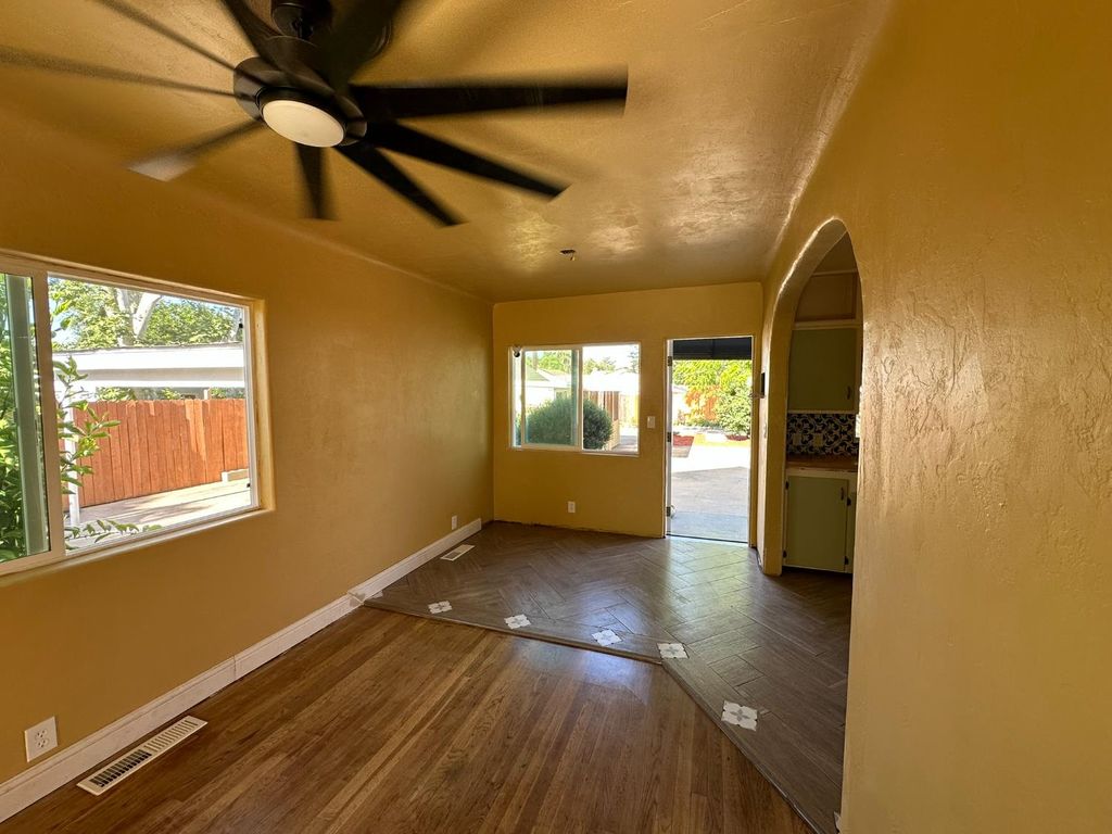 Image 7 of property listing at 1441 N Calaveras Street, Fresno, CA 93728