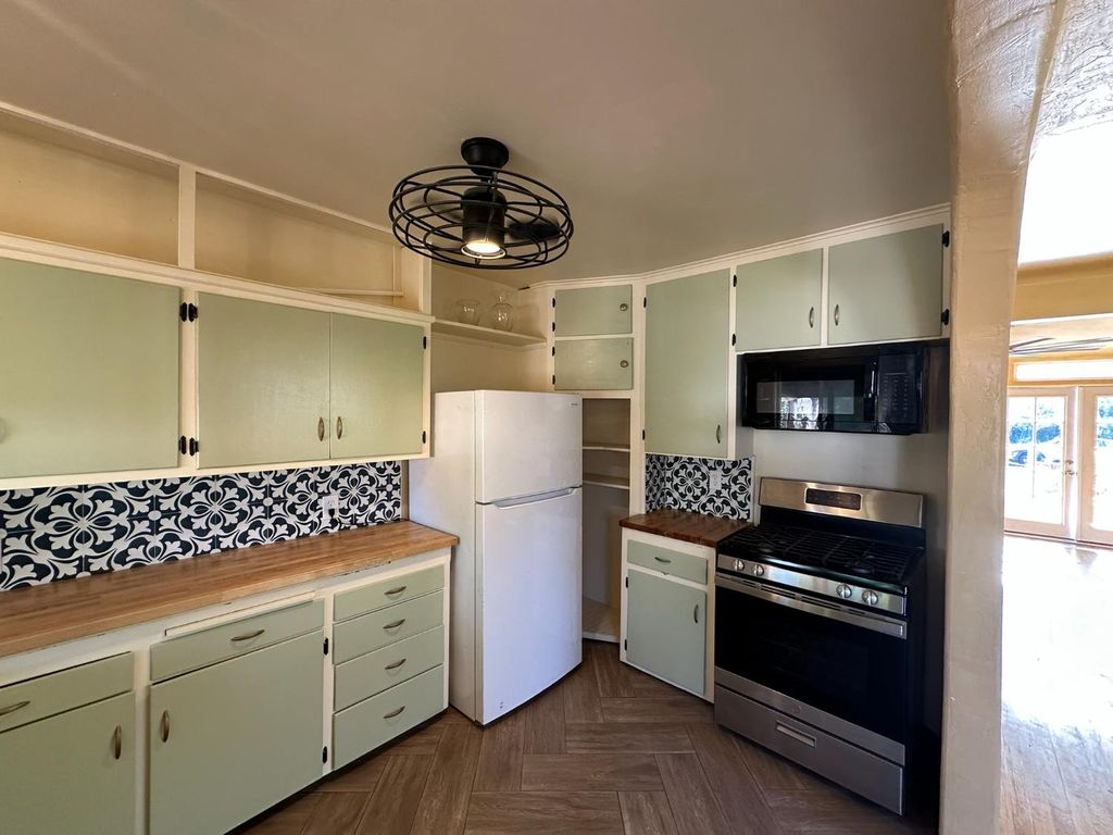 Image 8 of property listing at 1441 N Calaveras Street, Fresno, CA 93728