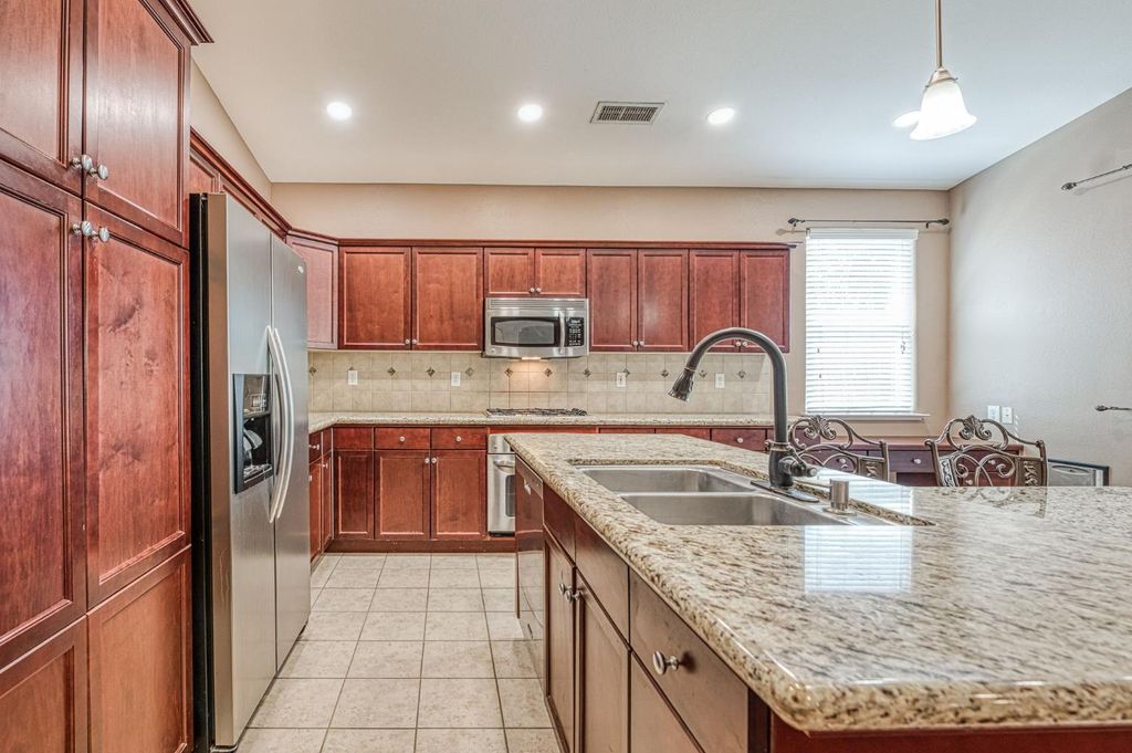 Image 11 of property listing at 3748 Salem Lane, Clovis, CA 93619