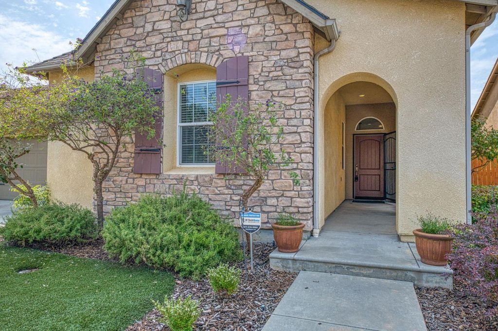 Image 2 of property listing at 3748 Salem Lane, Clovis, CA 93619