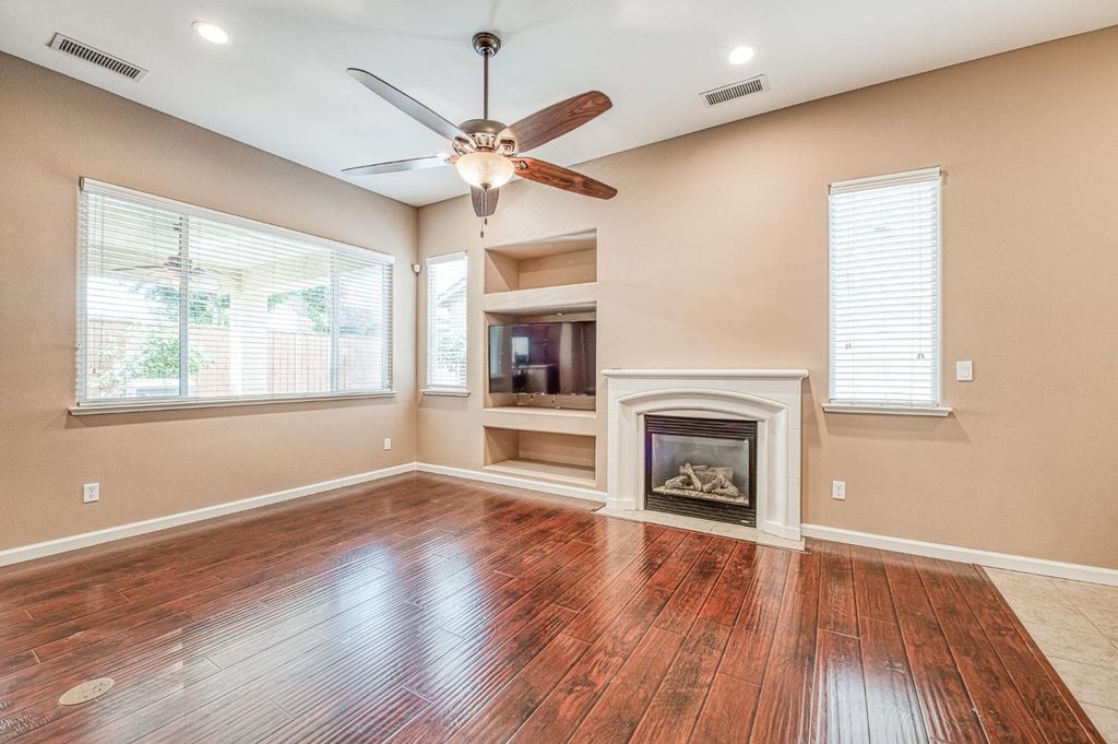 Image 4 of property listing at 3748 Salem Lane, Clovis, CA 93619