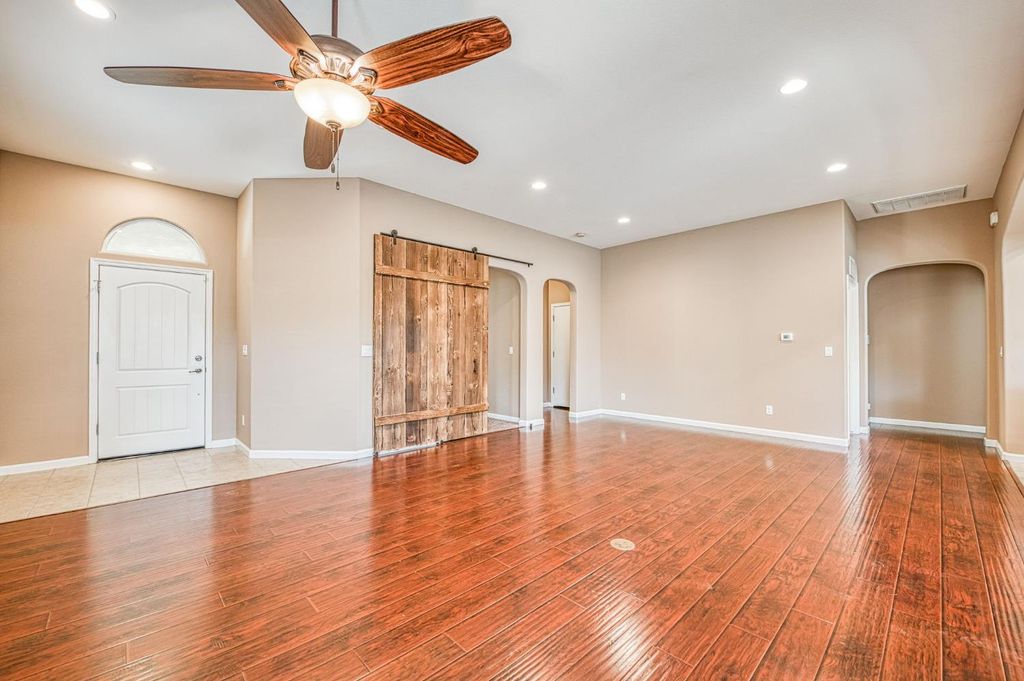 Image 5 of property listing at 3748 Salem Lane, Clovis, CA 93619