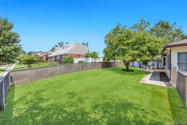 35 Jerold Street, Plainview, NY 11803