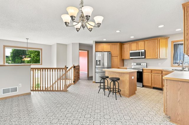 805 Daniel Drive, Belle Plaine, MN 56011
