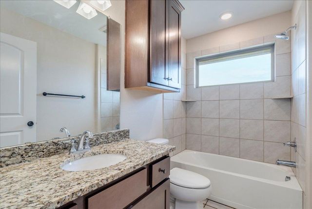 1092 Engelke RD, Niederwald, TX 78640