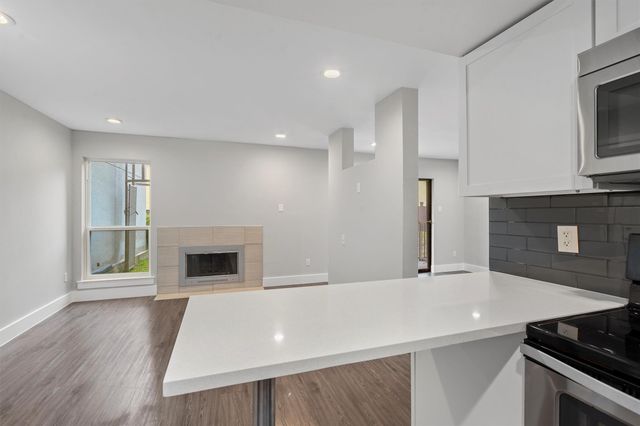935 La Posada DR 117, Austin, TX 78752