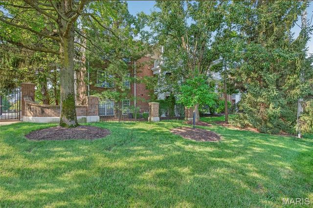 13101 Mill Crossing Court 201, Creve Coeur, MO 63141