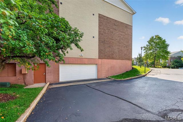 13101 Mill Crossing Court 201, Creve Coeur, MO 63141