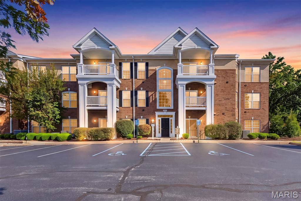 13101 Mill Crossing Court 201, Creve Coeur, MO 63141