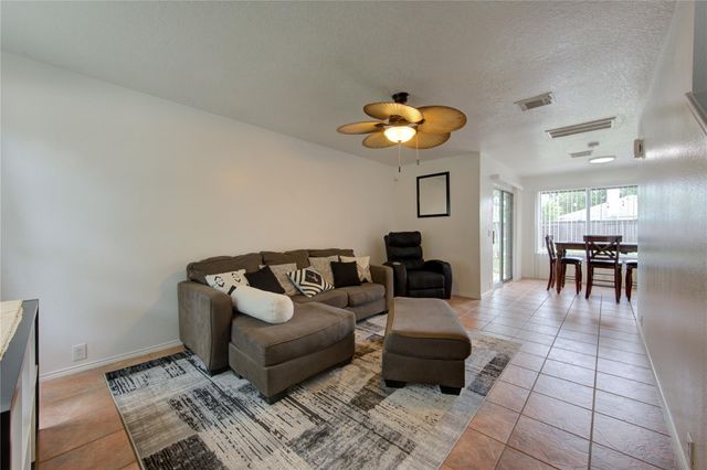 6803 Manor Hollow Lane, Katy, TX 77450