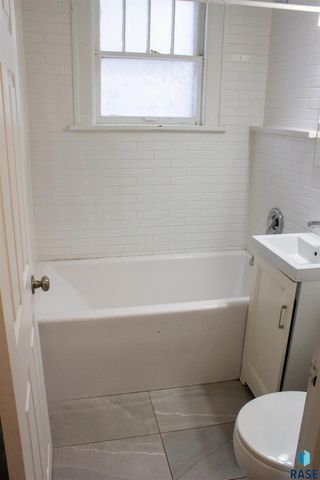 1101 S 6th Ave Avenue, Sioux Falls, SD 57104