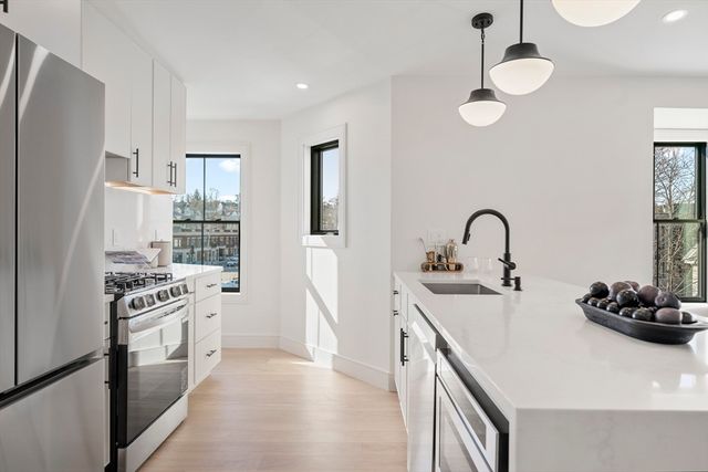 20 Whitney 7, Quincy, MA 02169