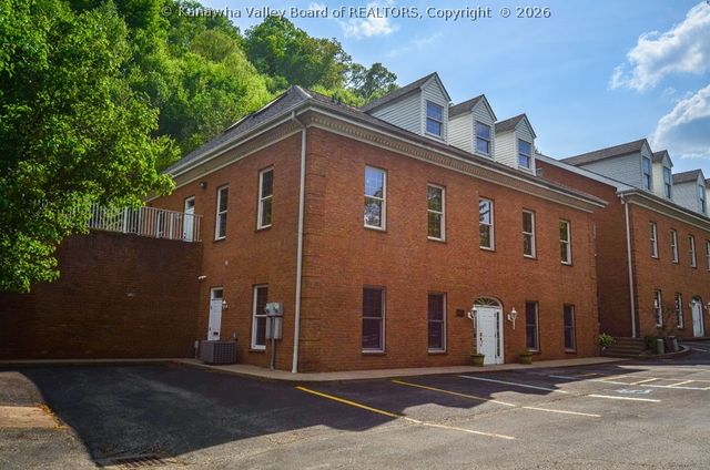 1 Courtney Drive, Charleston, WV 25304