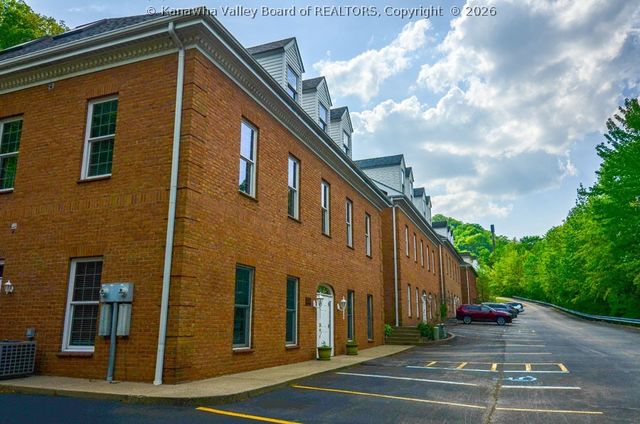 1 Courtney Drive, Charleston, WV 25304
