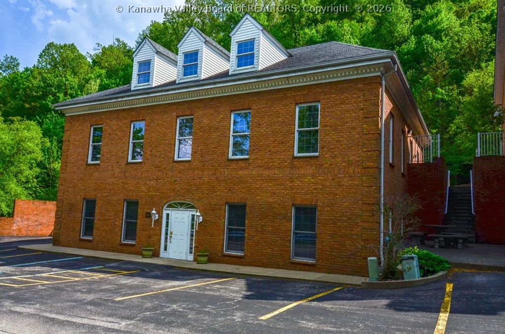 1 Courtney Drive, Charleston, WV 25304