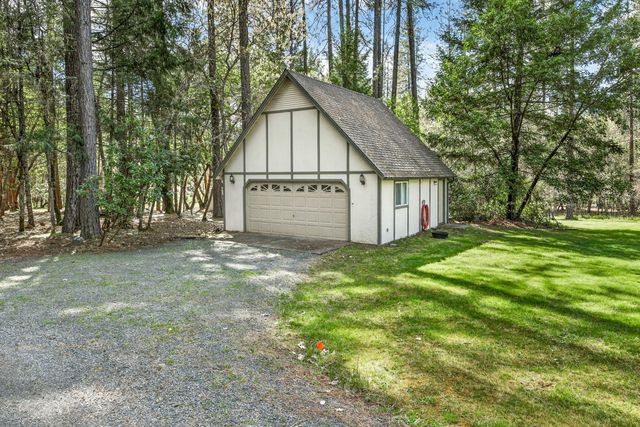 221 Hidden Valley Lane, Rogue River, OR 97537