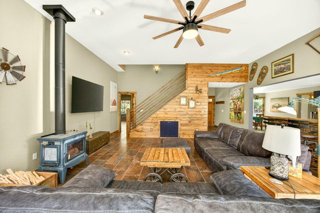 221 Hidden Valley Lane, Rogue River, OR 97537