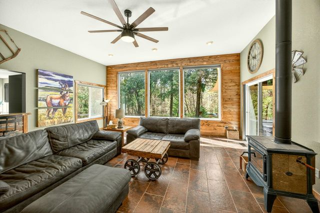221 Hidden Valley Lane, Rogue River, OR 97537