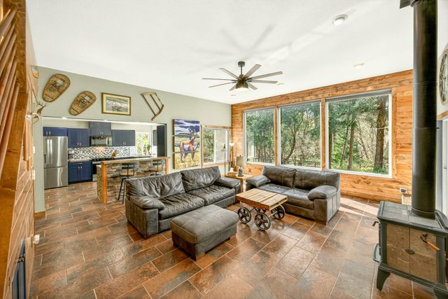 221 Hidden Valley Lane, Rogue River, OR 97537
