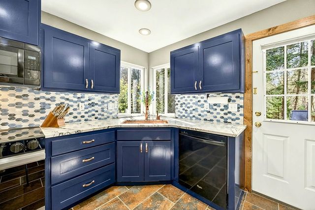 221 Hidden Valley Lane, Rogue River, OR 97537
