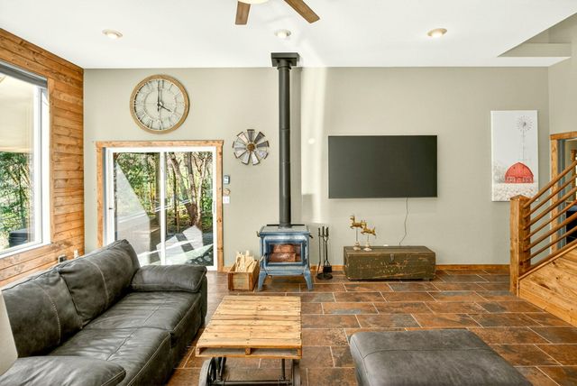 221 Hidden Valley Lane, Rogue River, OR 97537