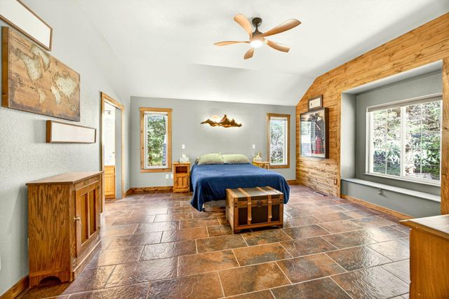 221 Hidden Valley Lane, Rogue River, OR 97537
